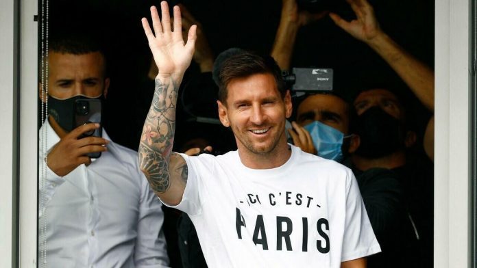Lionel Messi arrives in Paris