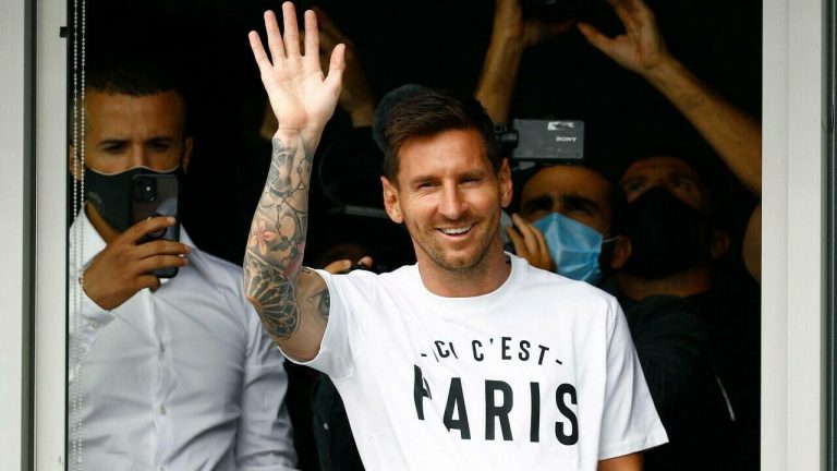 Lionel Messi Waves to PSG Fans after Arriving Wearing Paris Shirt