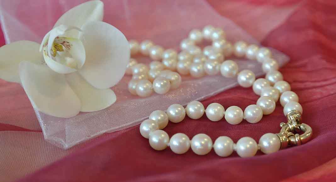 white pearls necklace