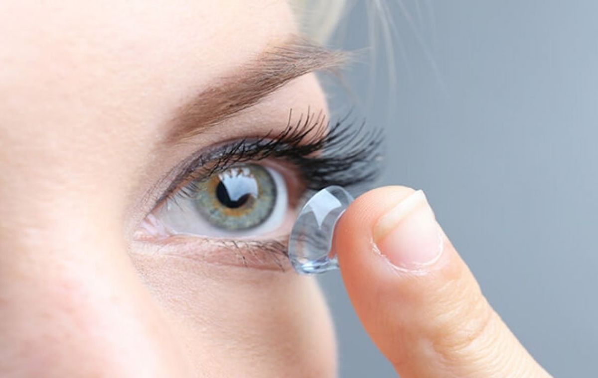 A First Timer’s Guide To Wearing Contact Lenses