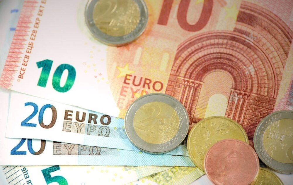 Euro bank notes & coins