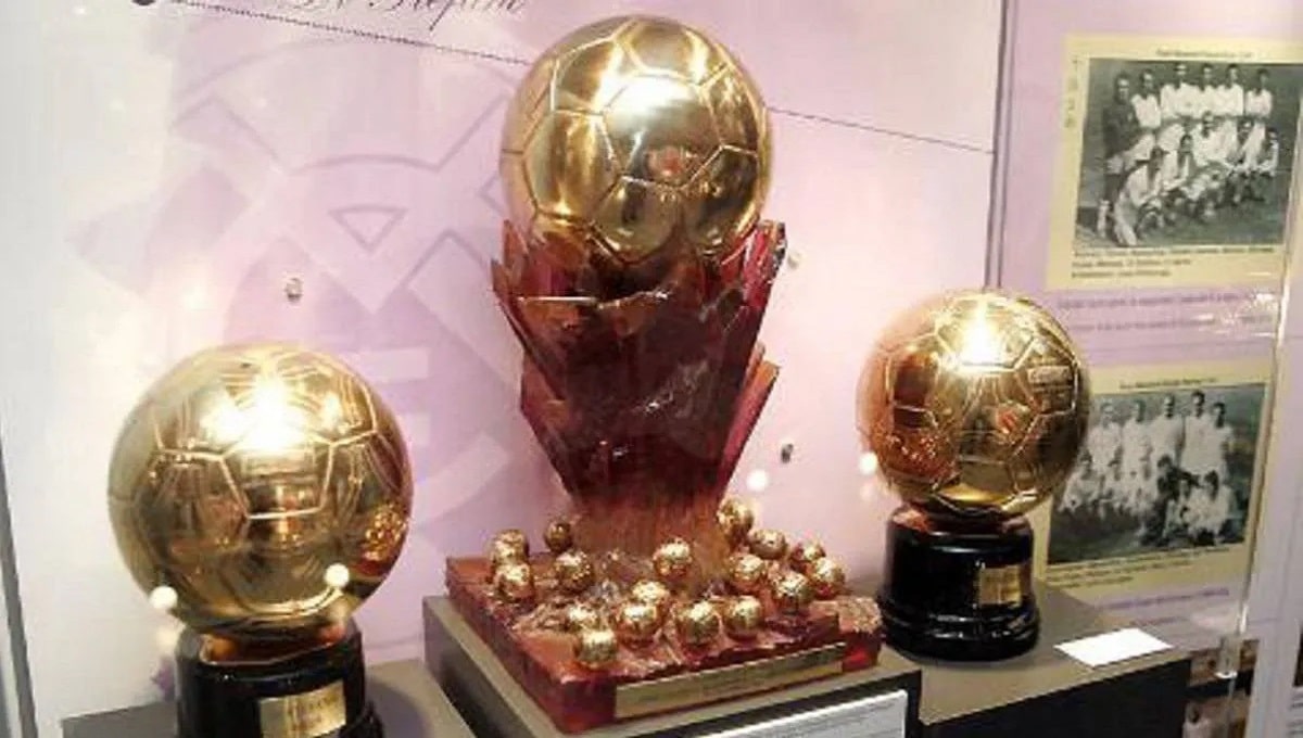 Super Ballon d'Or trophy