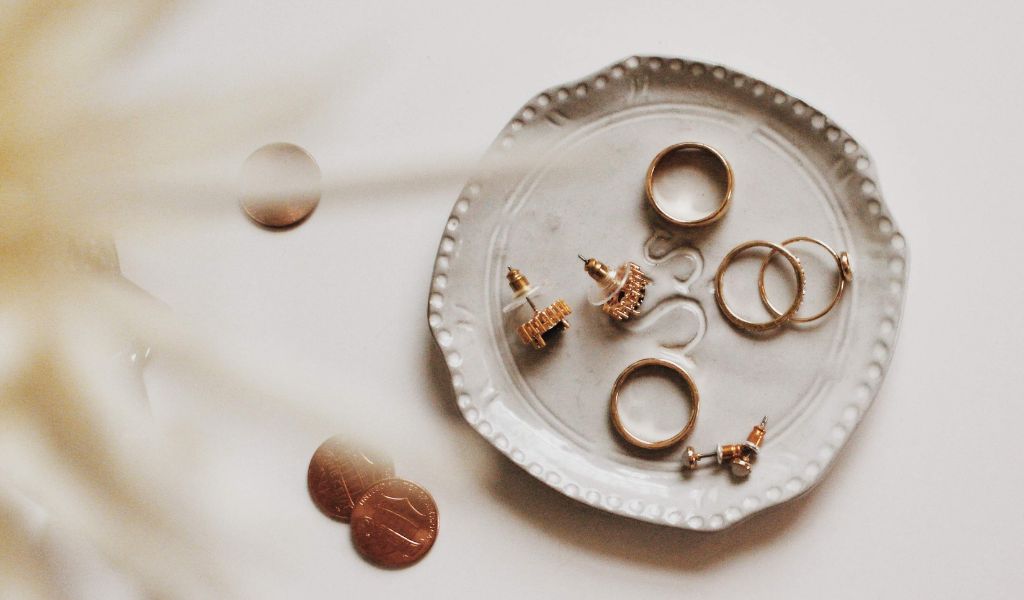 How to Clean Silver and Gold Jewelry