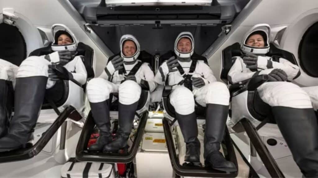 Spacex Dragon Capsule Brings 4 Astronauts