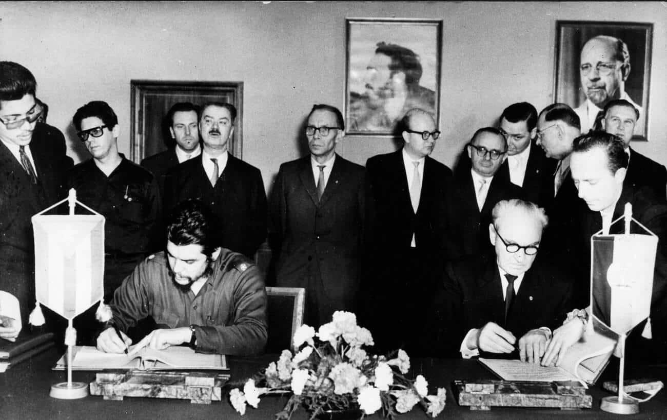 che guevara signing docs