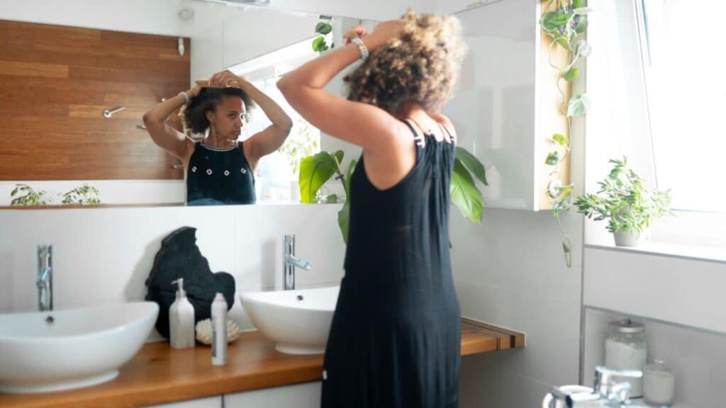 10 Ways to Dress Up Your Bathroom Using Mirrors