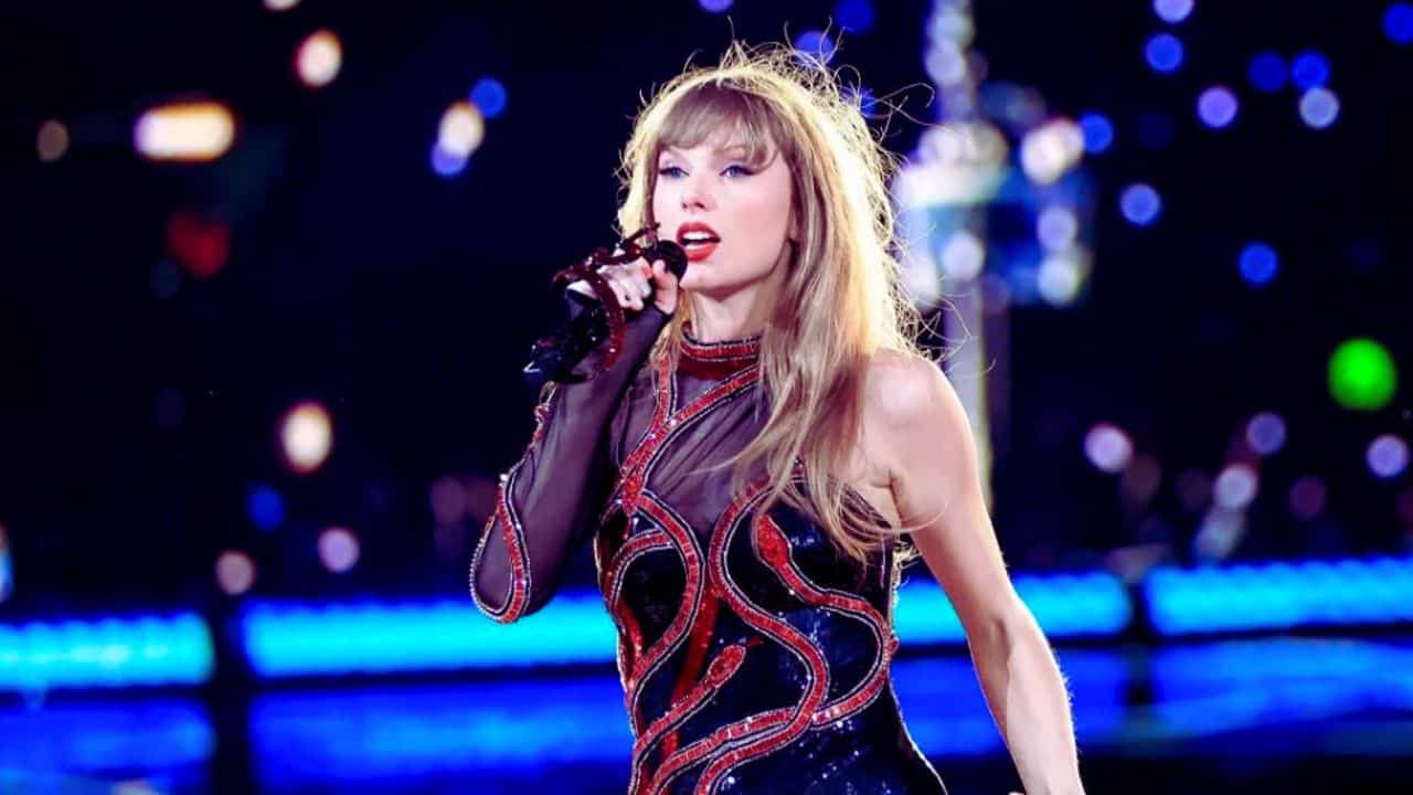 taylor swift eras tour pauses concert for fans