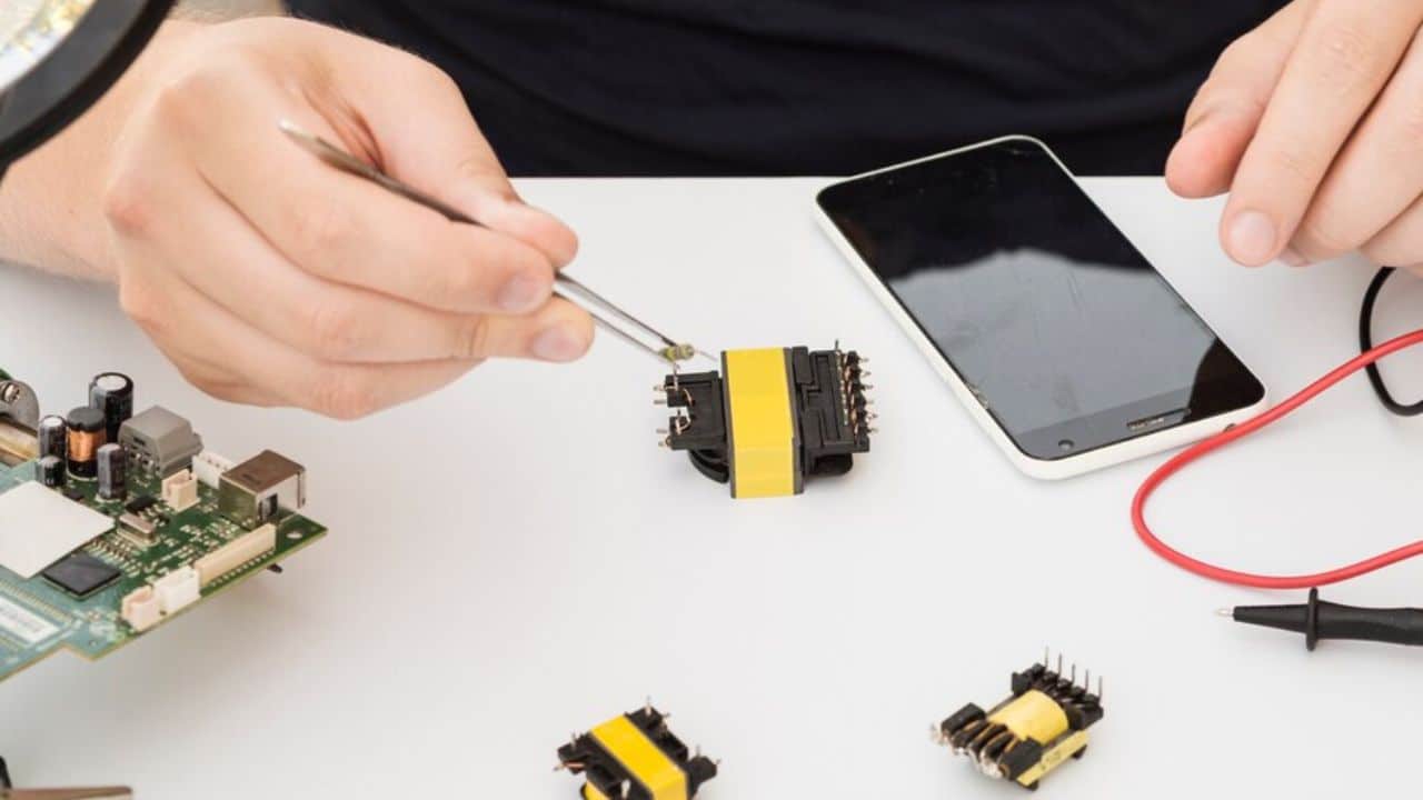 Choosing the Right Parts for Your Mobile Repair