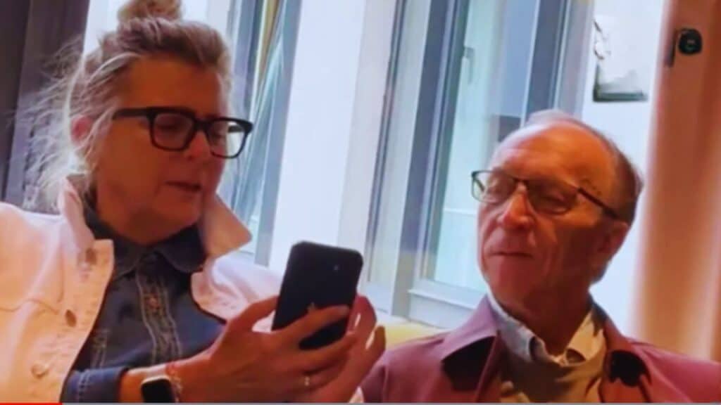 Nikki Glaser Mom Apologizes Julia Roberts