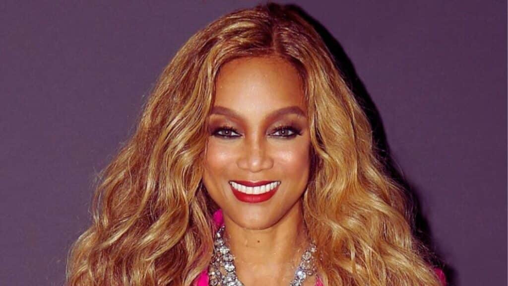 tyra banks returns to victorias secret after 19 years