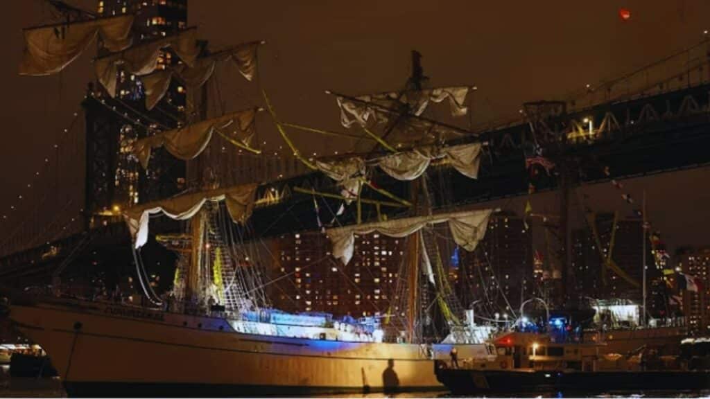 Mexican Navy Ship Brooklyn Bridge Crash