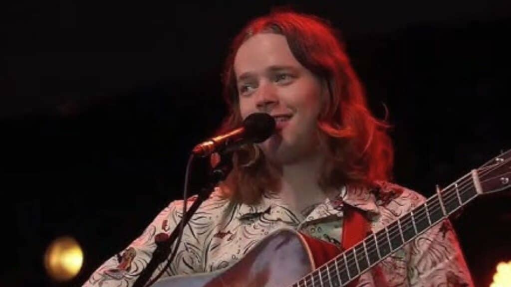 What Guitar Does Billy Strings Play