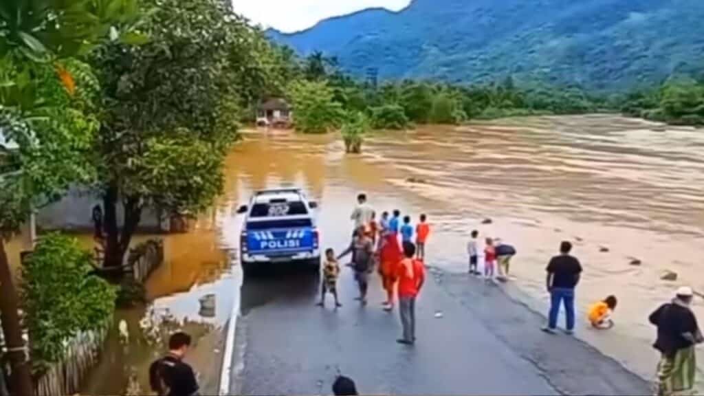 Sumatra Rocked by 6.6 Quake as Floods and Landslides Devastate Indonesia