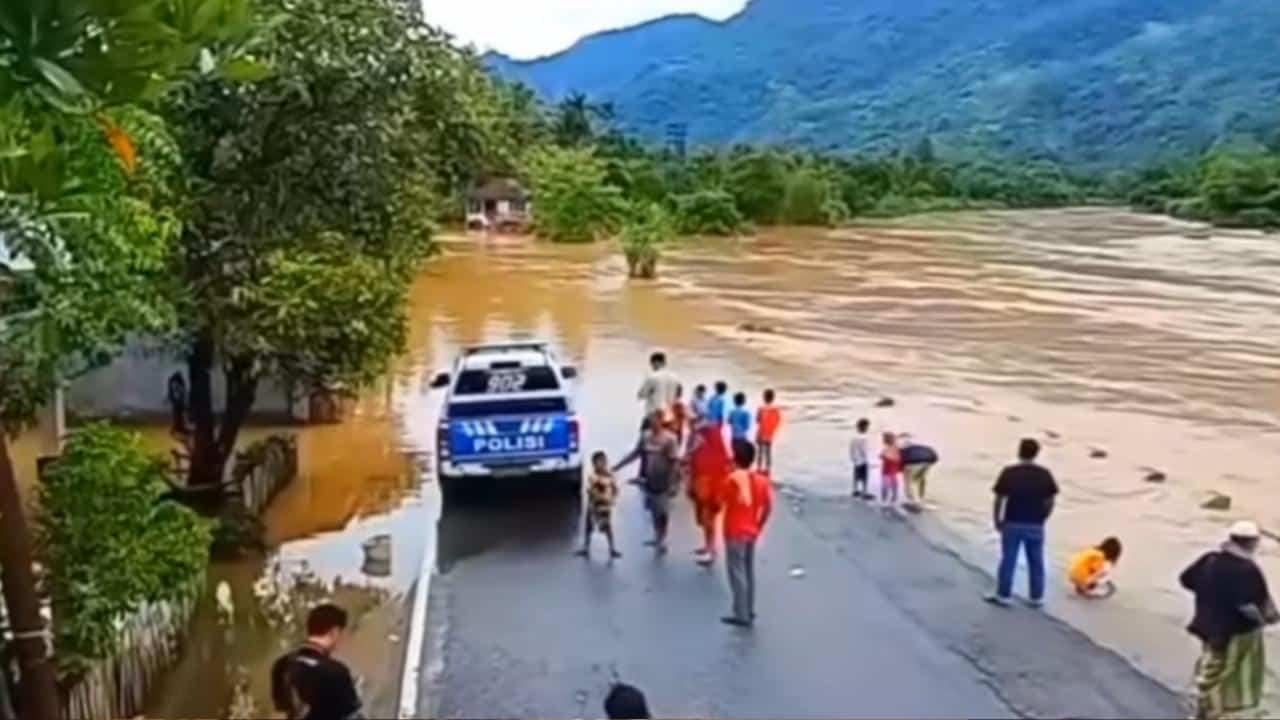 Sumatra Rocked by 6.6 Quake as Floods and Landslides Devastate Indonesia