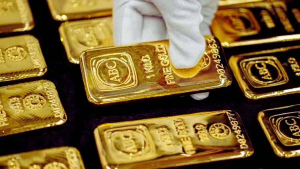 Gold Holds Near $4200 Ahead of Fed Rate Decision