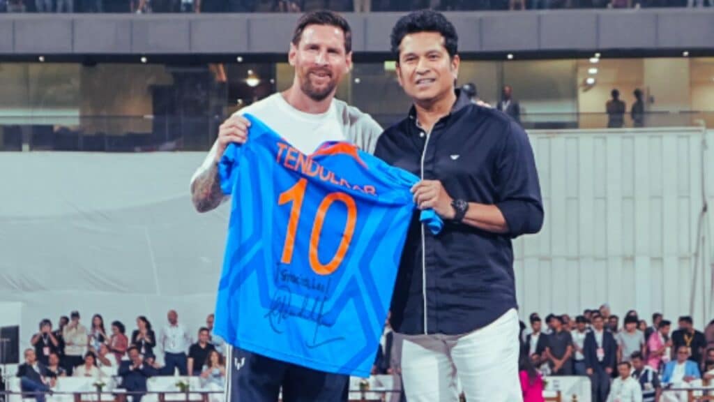 Sachin Tendulkar gifts Lionel Messi No.10 ODI jersey