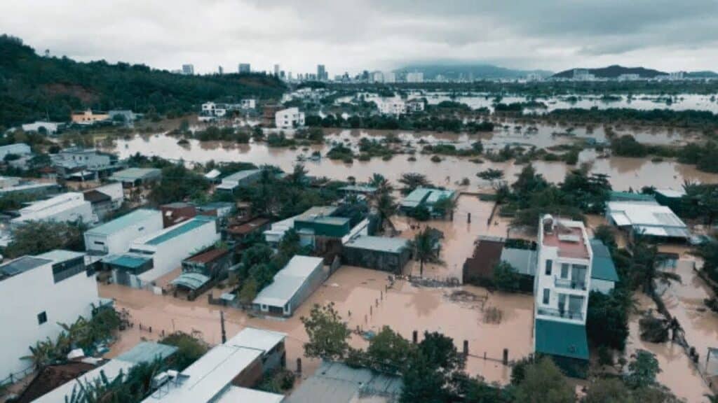 Southeast Asia floods kill over 620