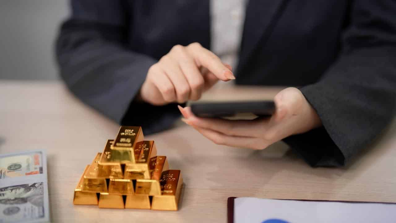 gold reaches record high 4400